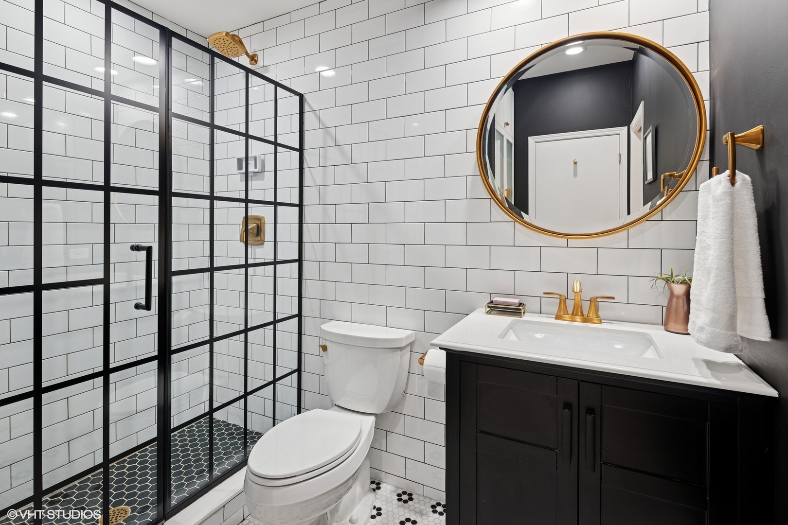 3252 N KENMORE Avenue Unit: 205