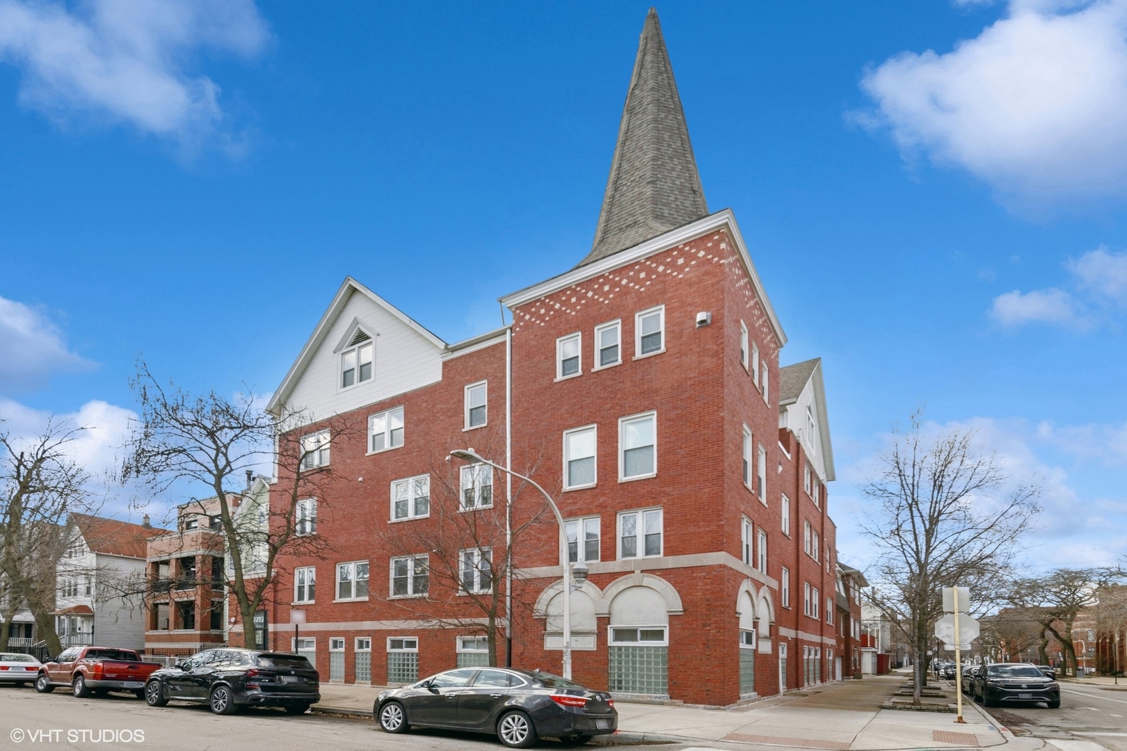 3252 N KENMORE Avenue Unit: 205