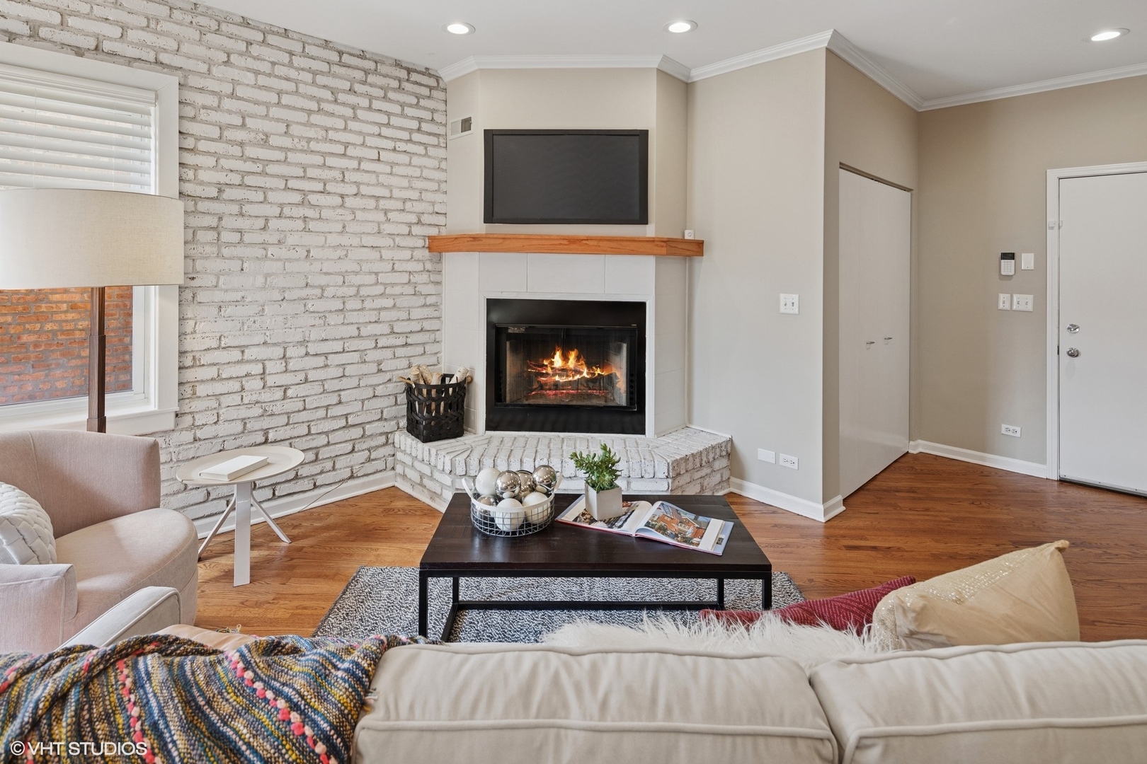 3252 N KENMORE Avenue Unit: 205
