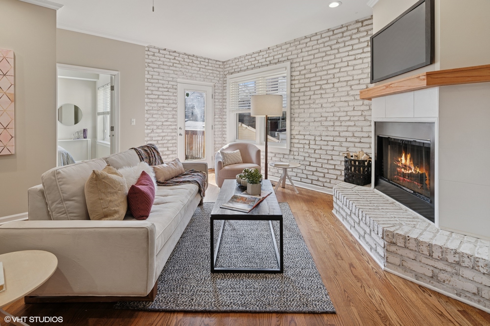 3252 N KENMORE Avenue Unit: 205