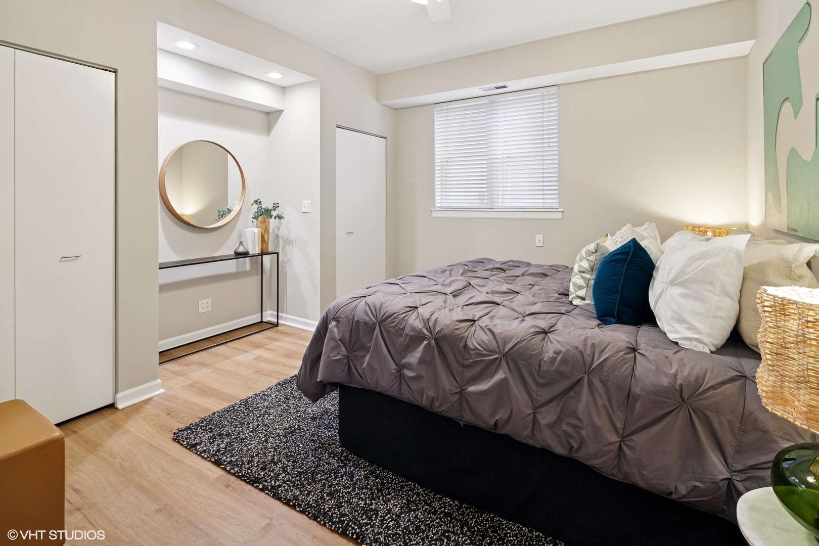3252 N KENMORE Avenue Unit: 205