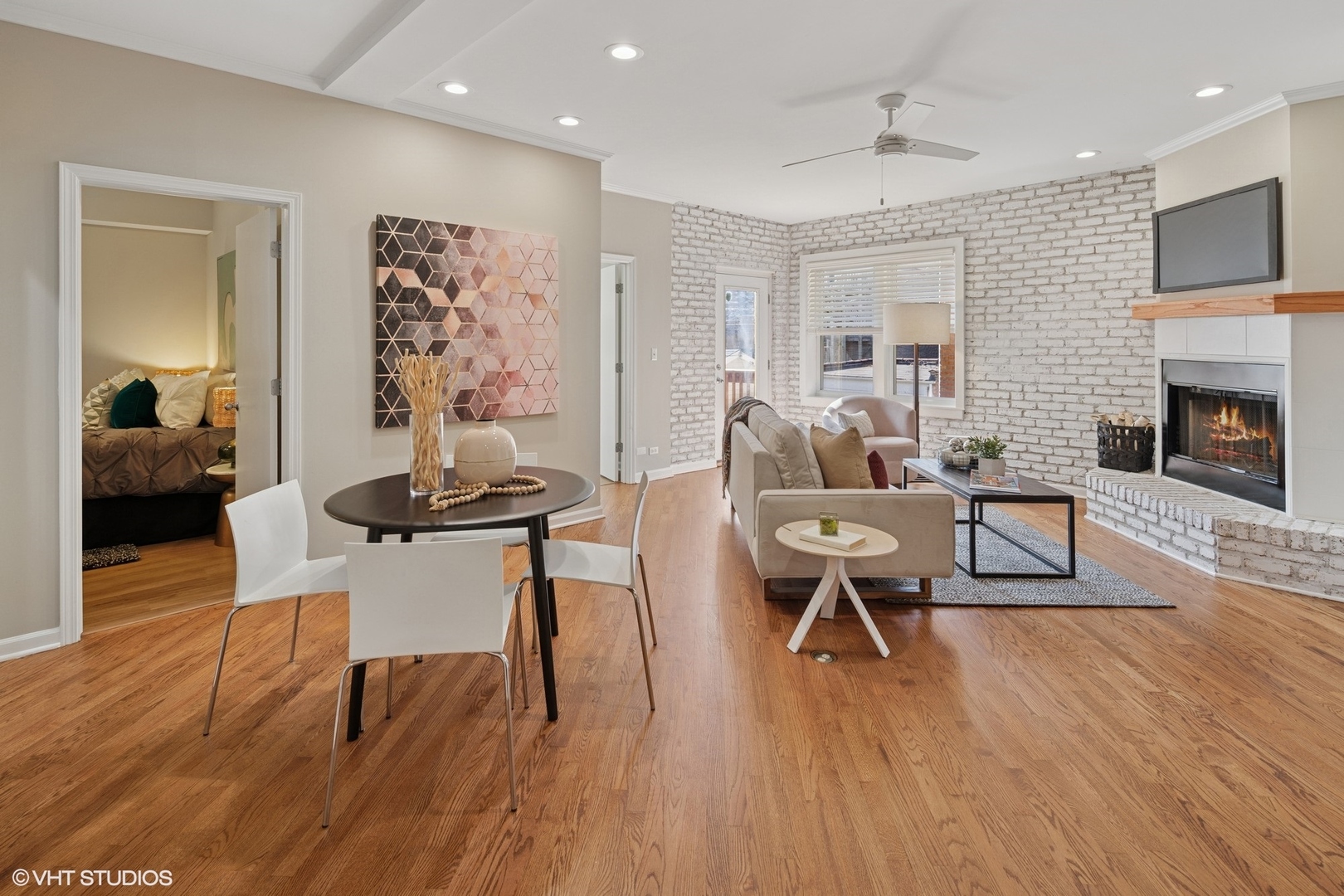 3252 N KENMORE Avenue Unit: 205