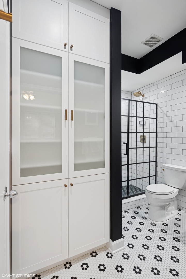3252 N KENMORE Avenue Unit: 205