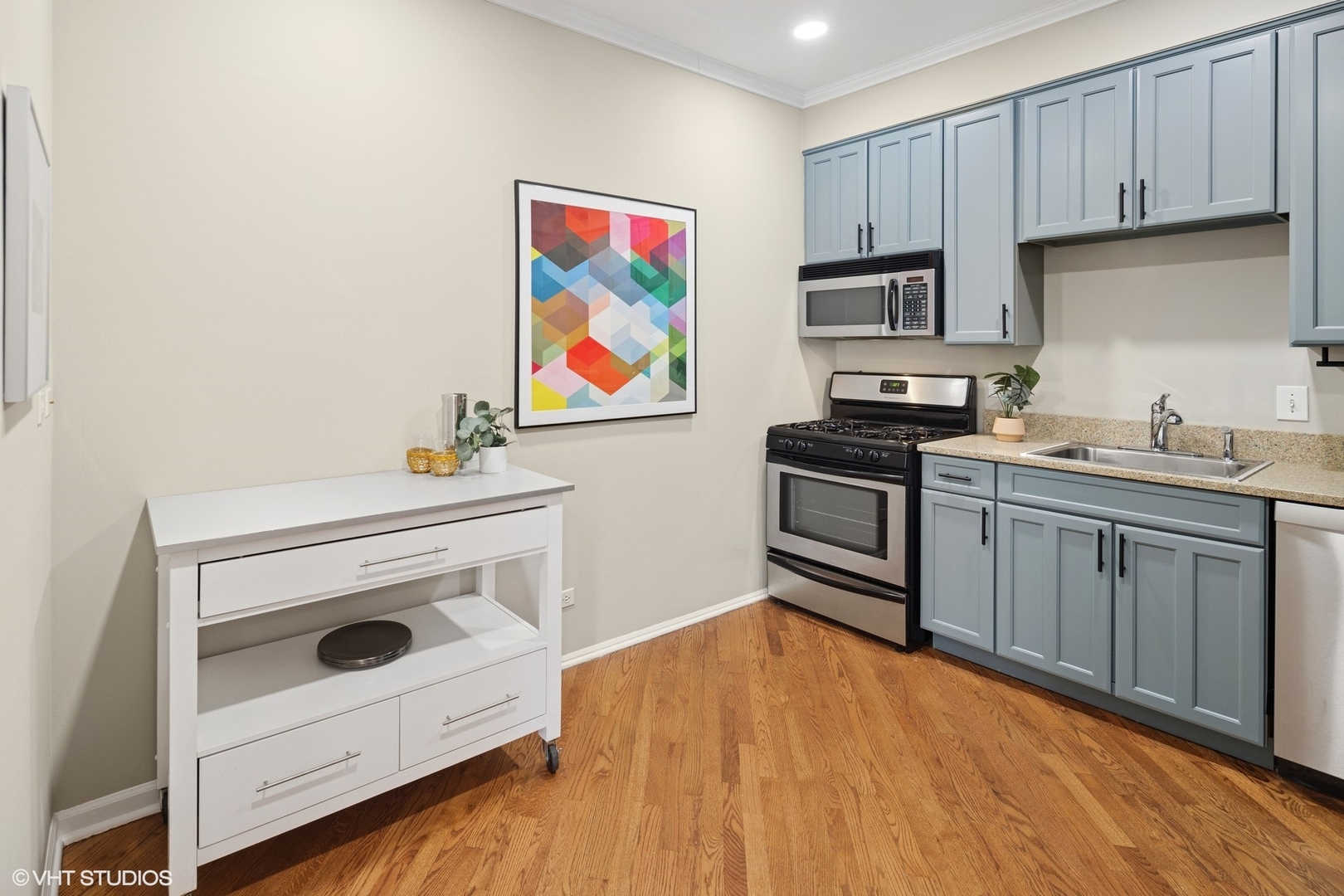 3252 N KENMORE Avenue Unit: 205