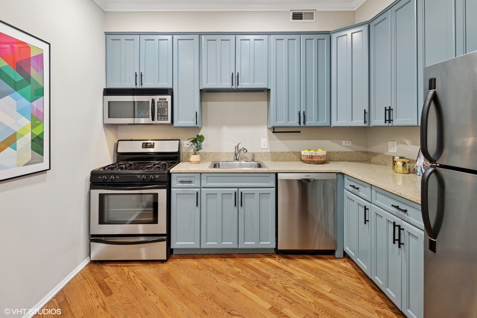 3252 N KENMORE Avenue Unit: 205