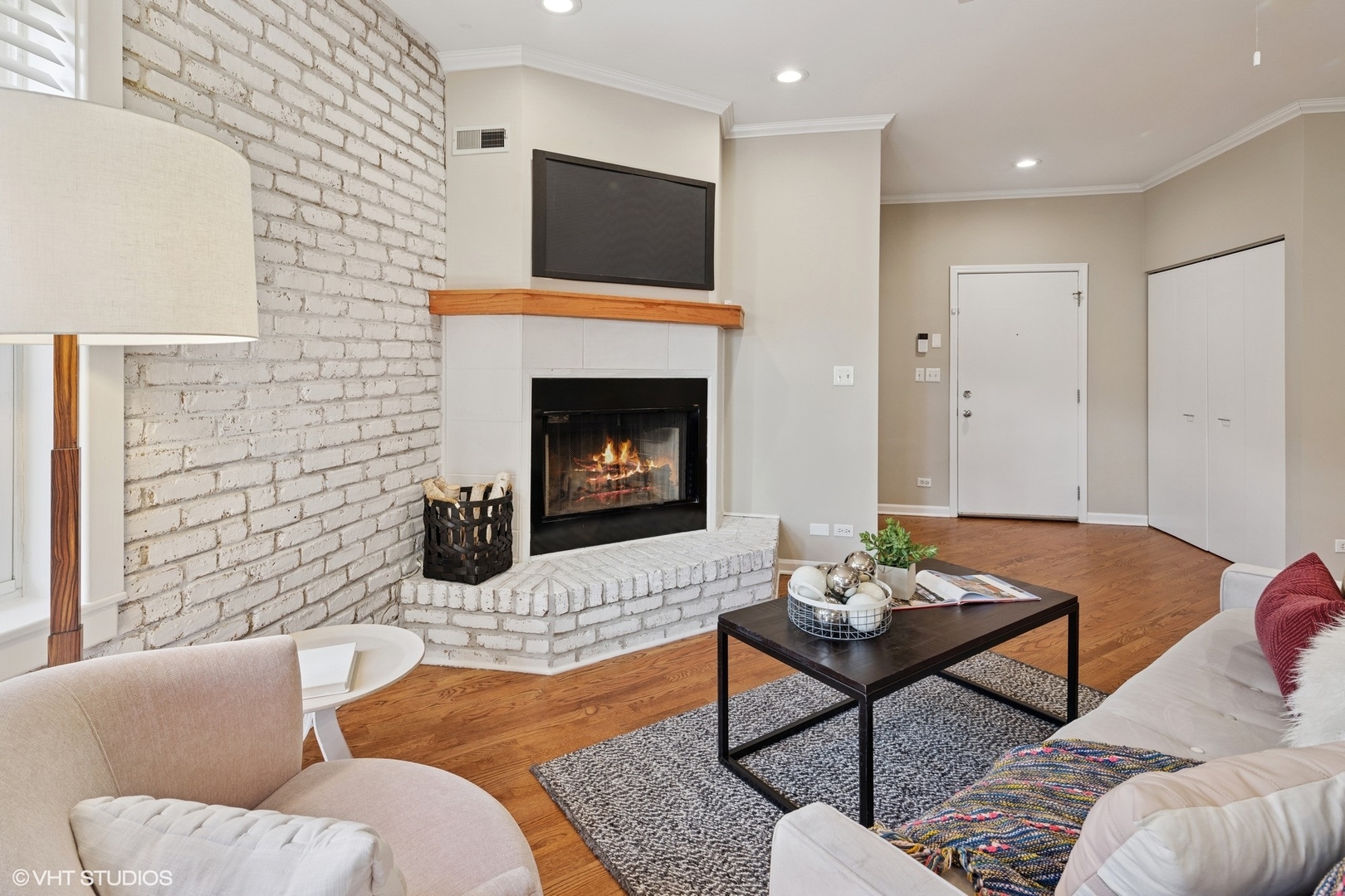 3252 N KENMORE Avenue Unit: 205