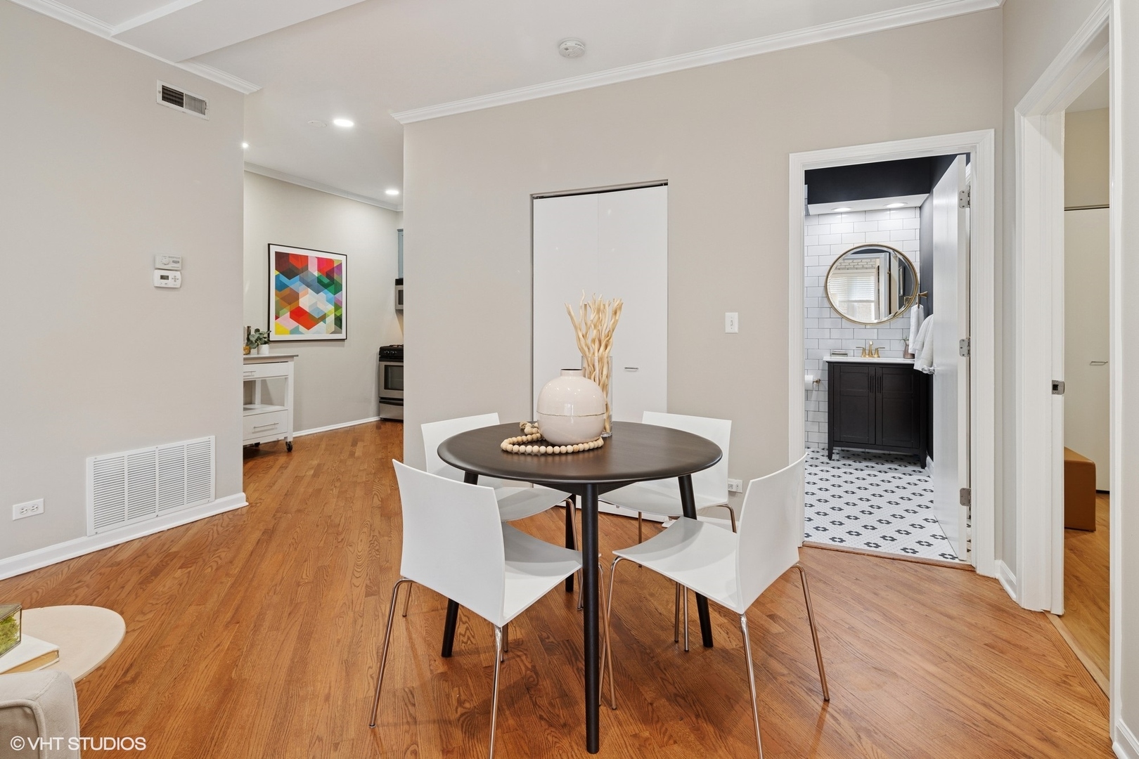 3252 N KENMORE Avenue Unit: 205