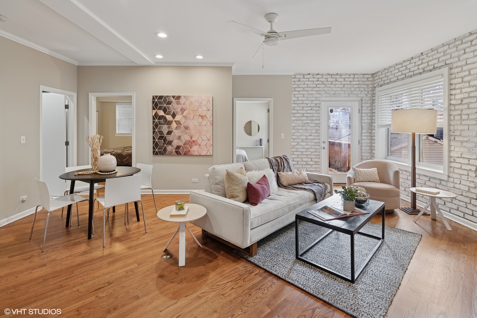 3252 N KENMORE Avenue Unit: 205