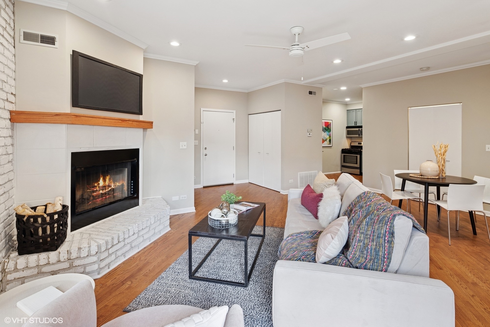 3252 N KENMORE Avenue Unit: 205