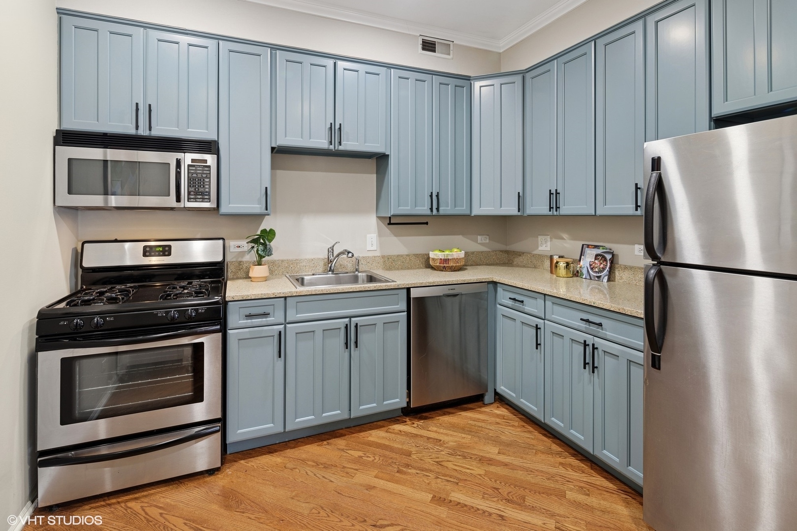 3252 N KENMORE Avenue Unit: 205