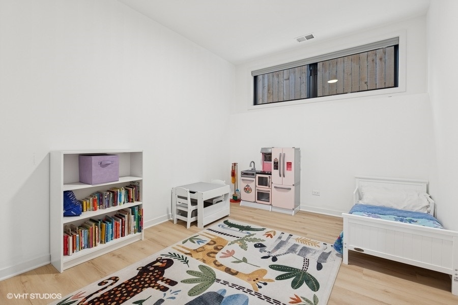 2633 N Emmett Street Unit: 1F