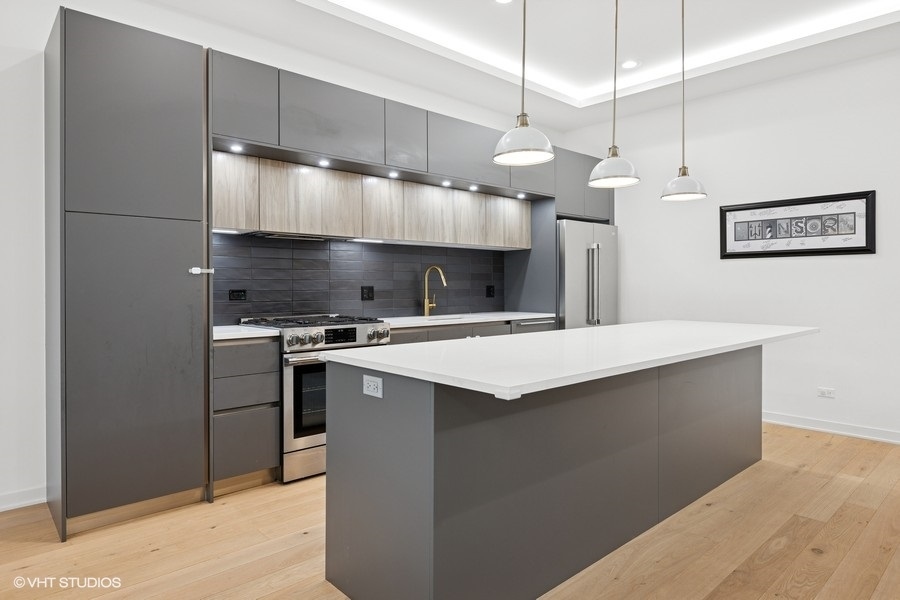 2633 N Emmett Street Unit: 1F
