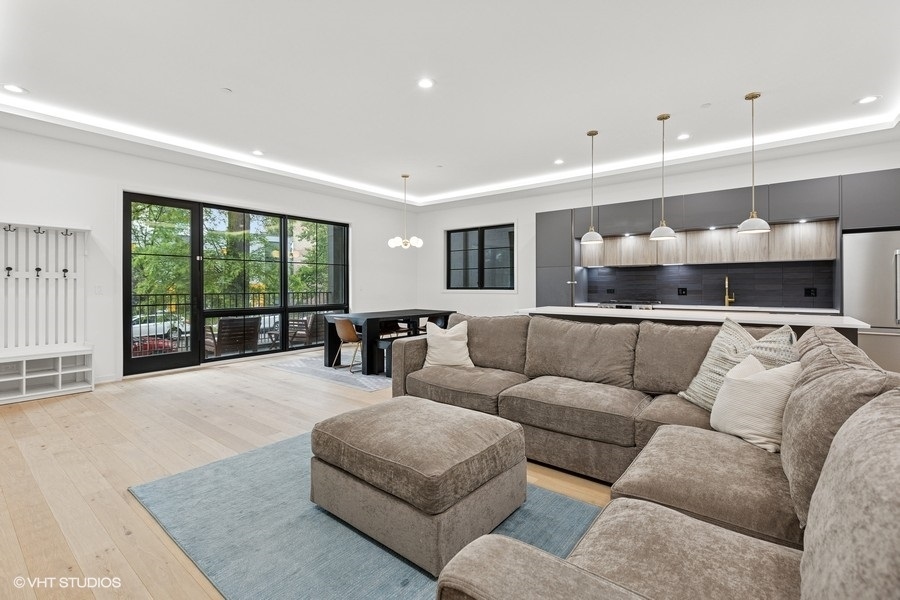 2633 N Emmett Street Unit: 1F