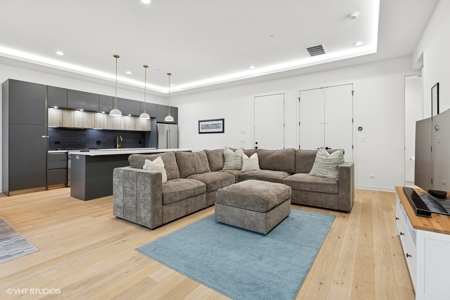 2633 N Emmett Street Unit: 1F