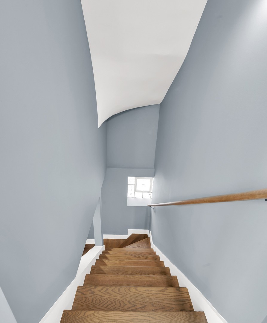 2929 N Harding Avenue