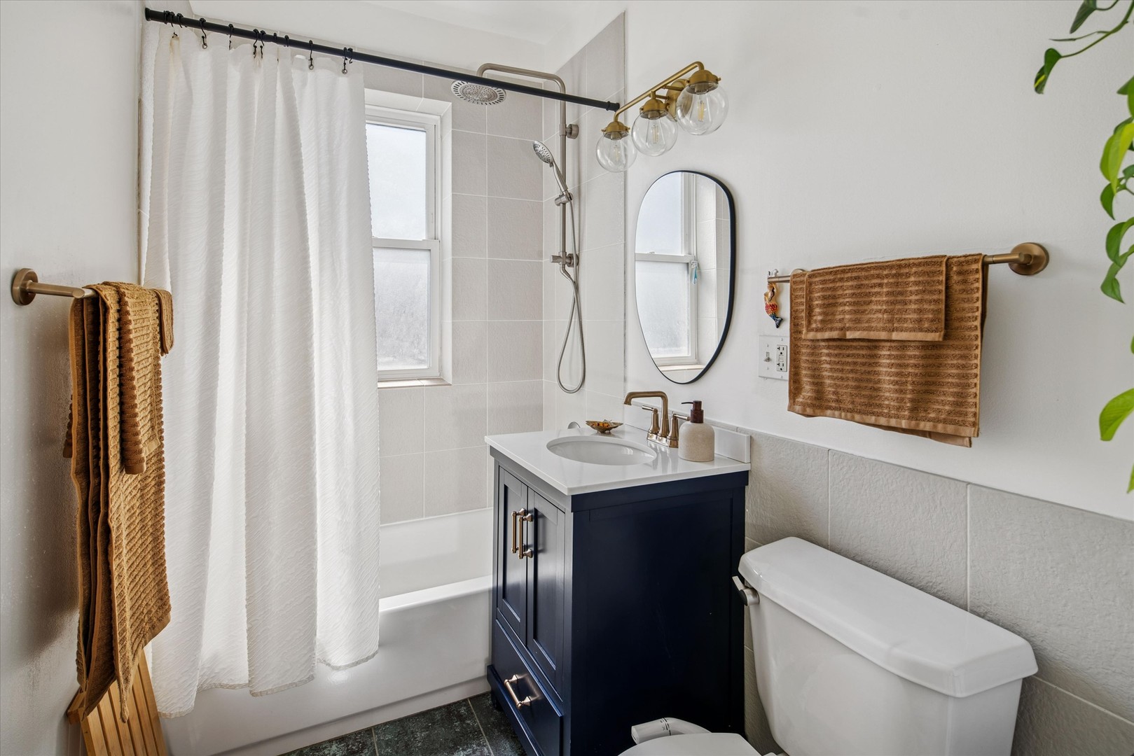 3039 N Troy Street Unit: 2E