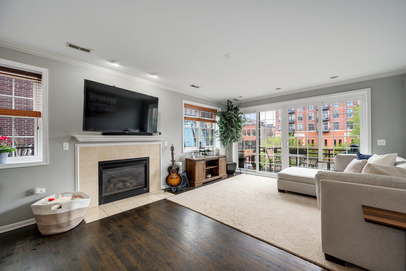 1446 N North Park Avenue Unit: 4R