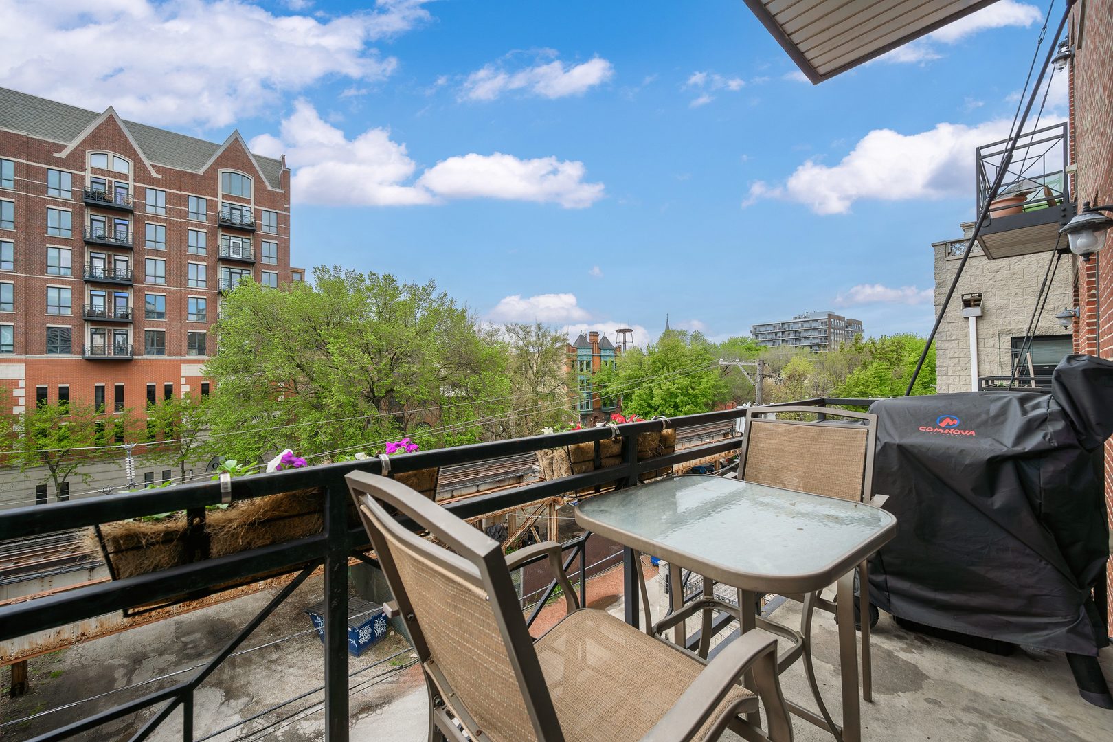 1446 N North Park Avenue Unit: 4R
