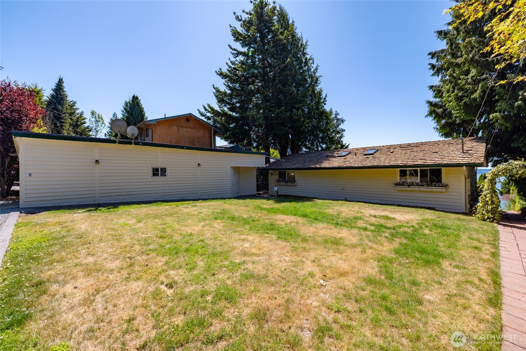 10 Edgewater Drive
