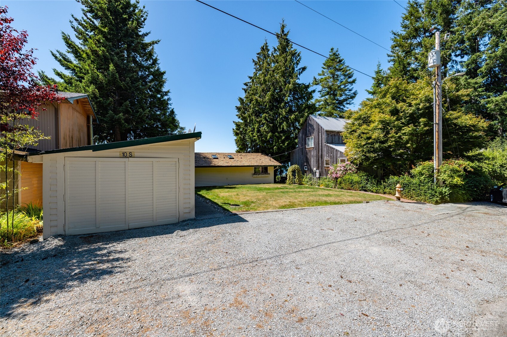 10 Edgewater Drive