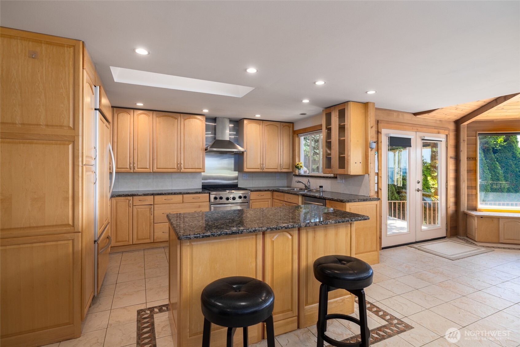 10 Edgewater Drive