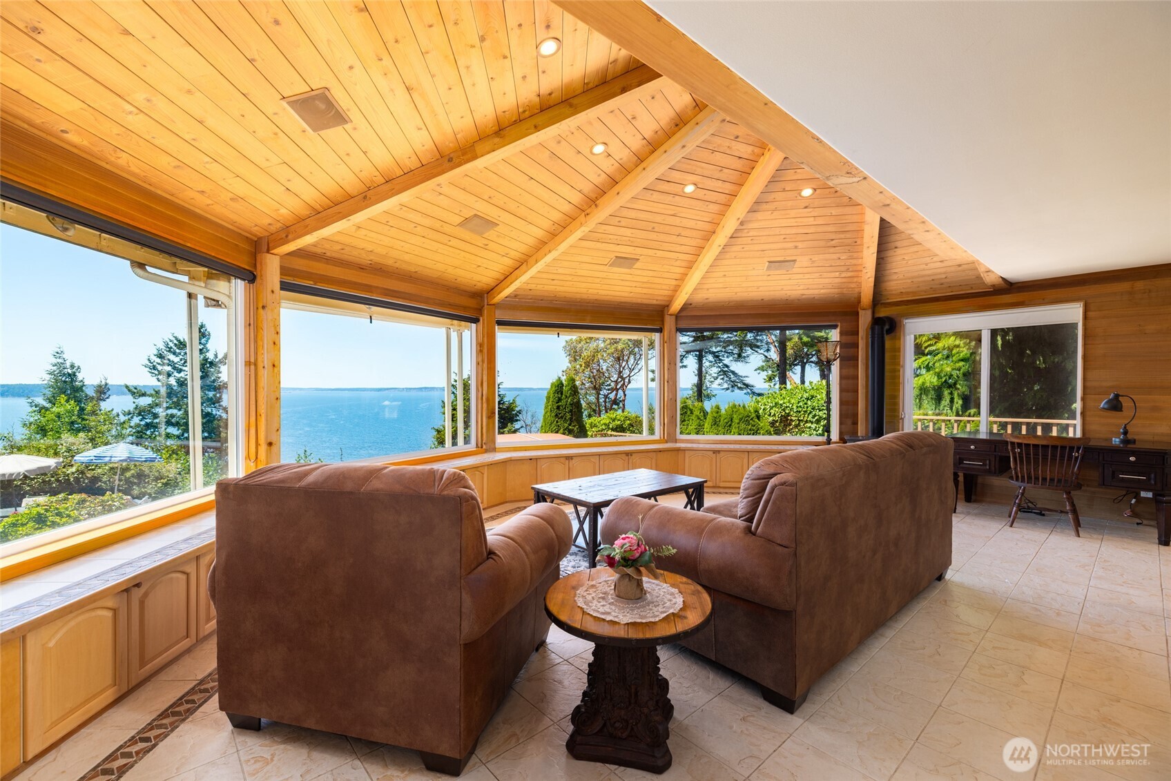 10 Edgewater Drive