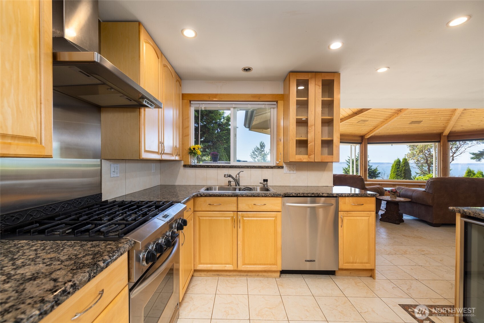 10 Edgewater Drive