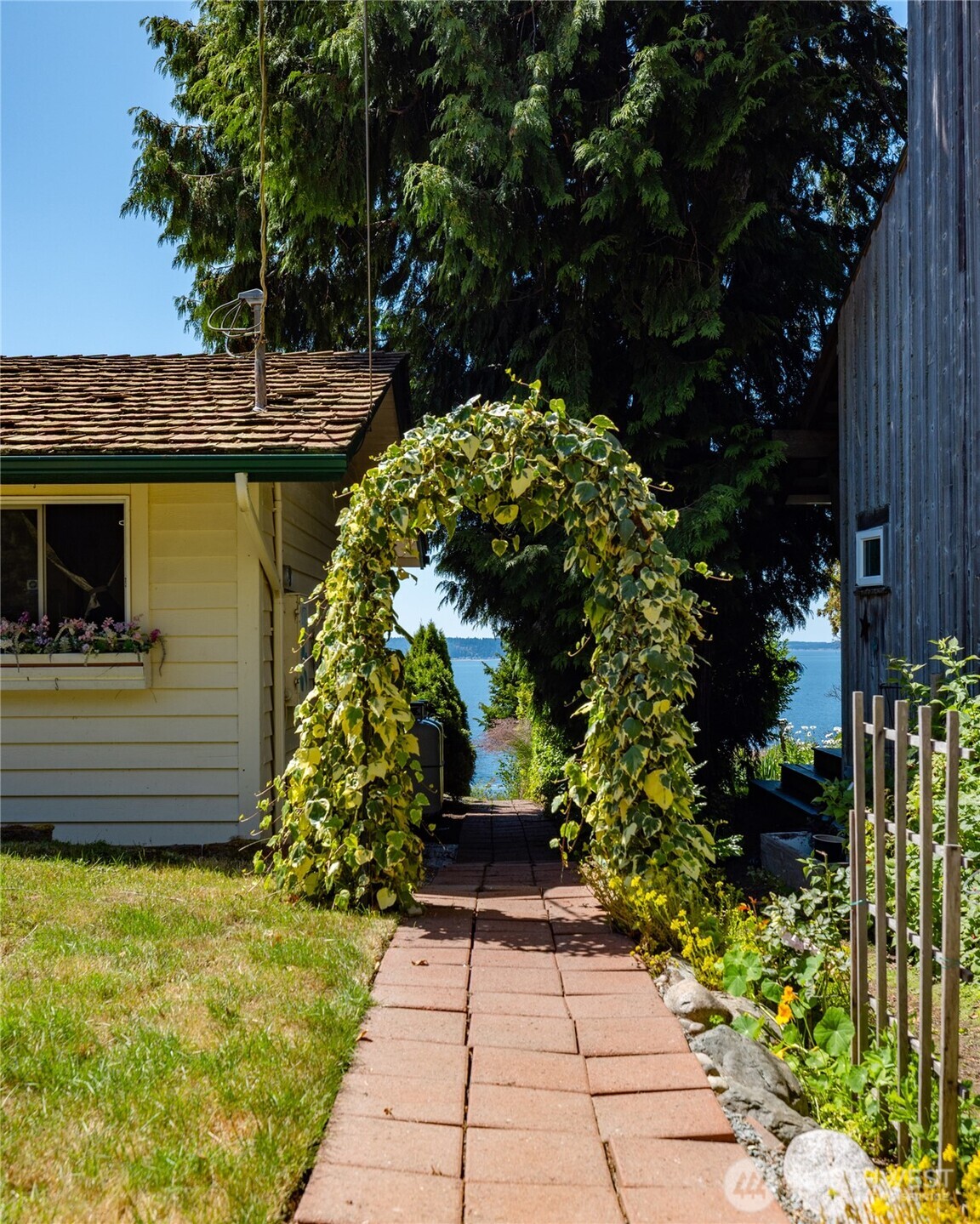 10 Edgewater Drive