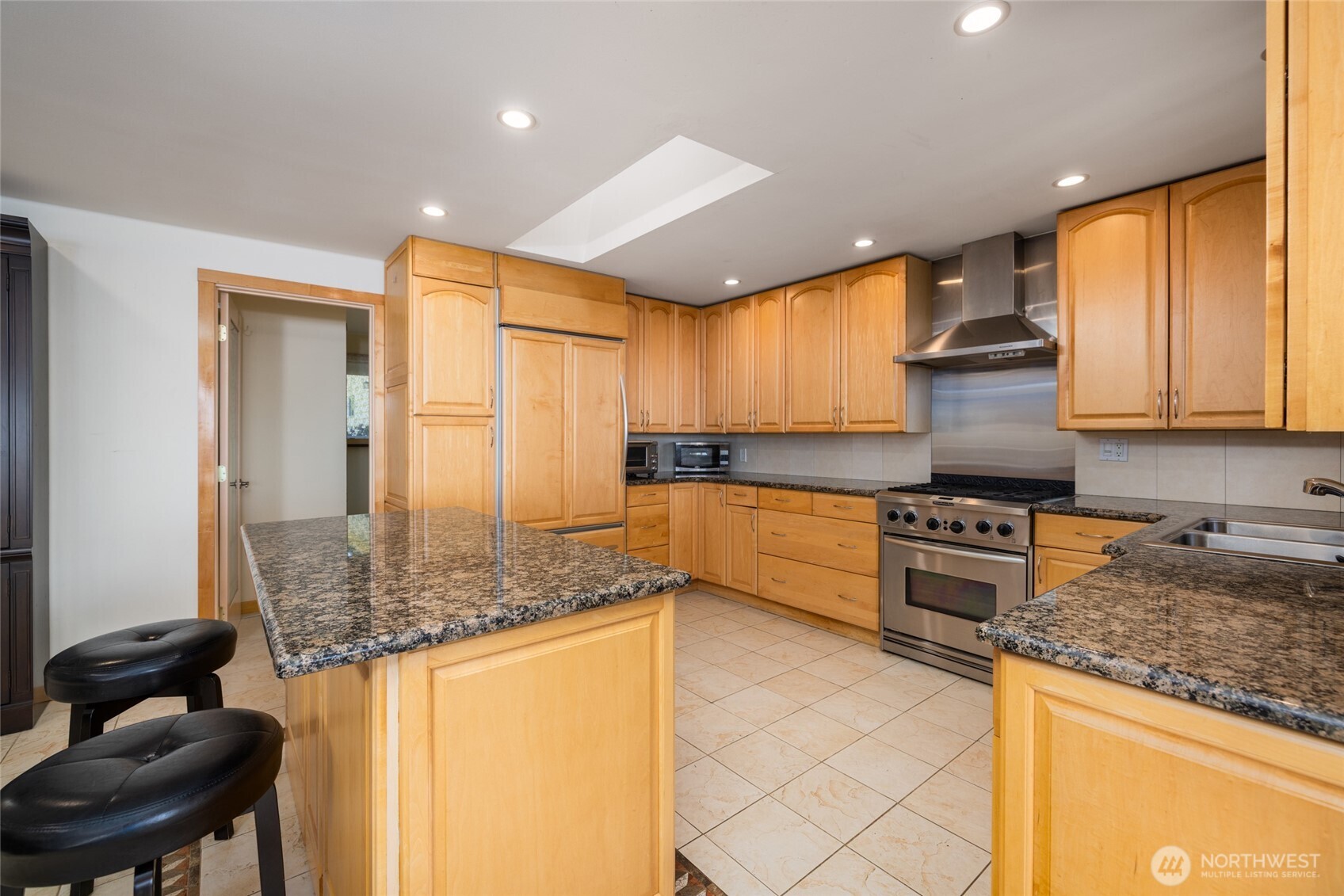 10 Edgewater Drive
