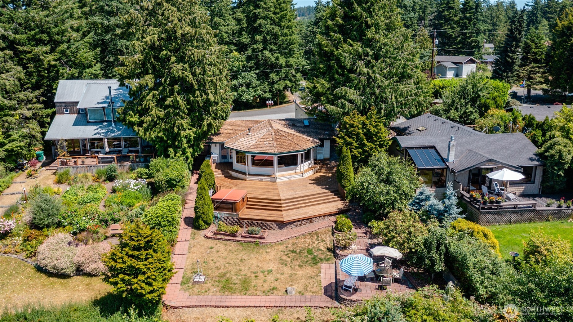 10 Edgewater Drive
