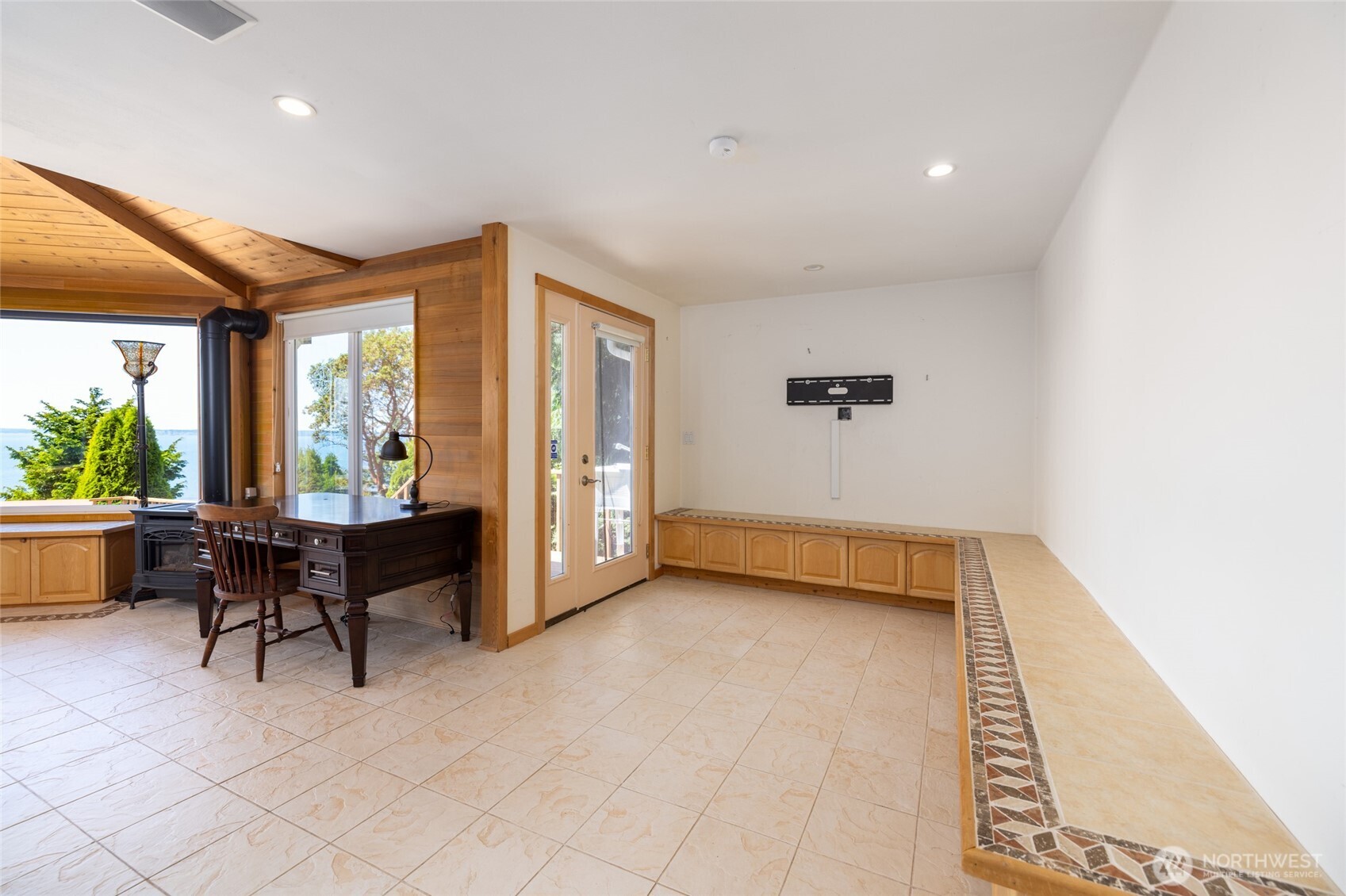 10 Edgewater Drive