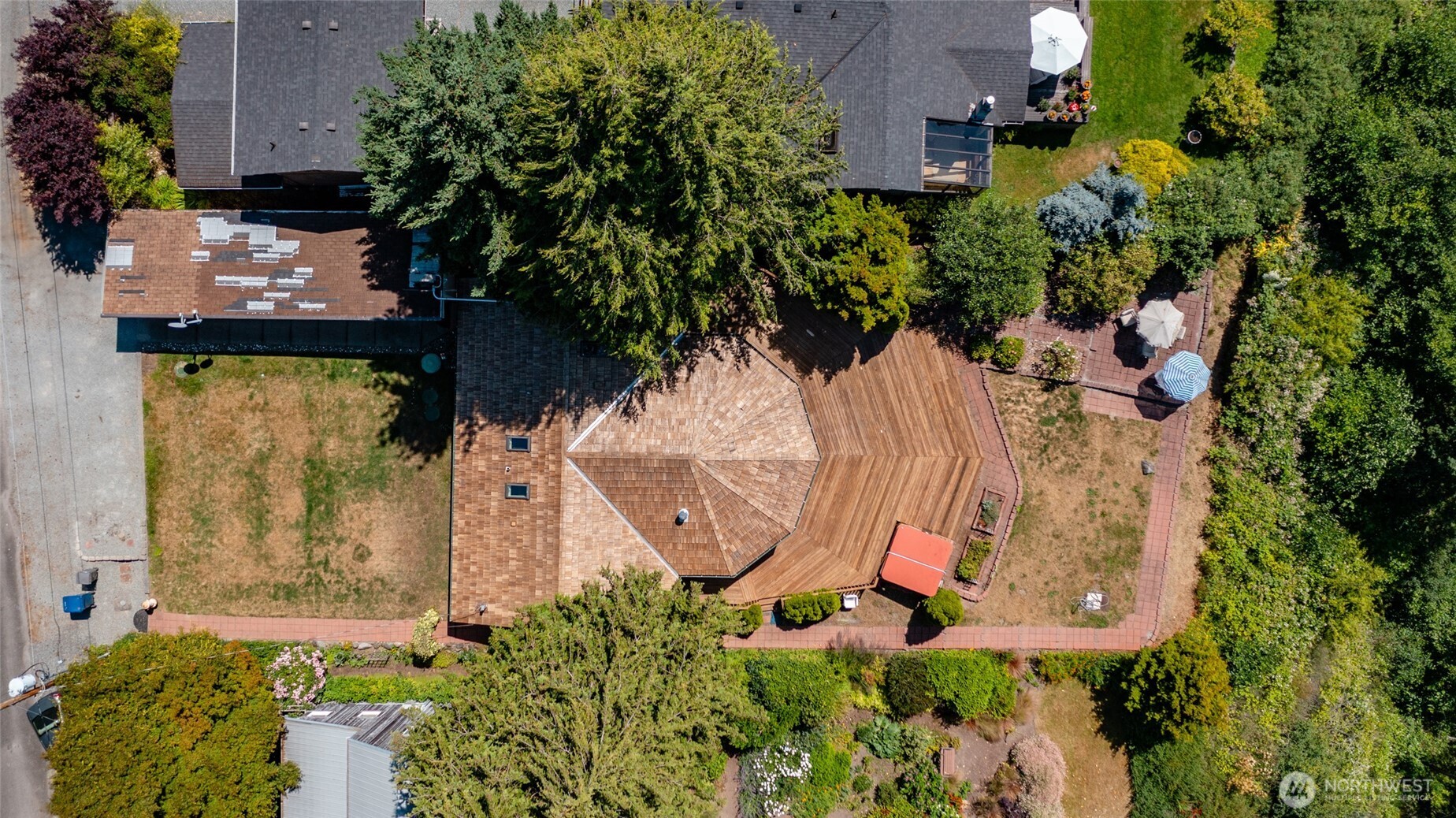 10 Edgewater Drive