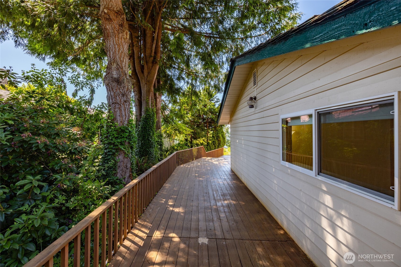 10 Edgewater Drive