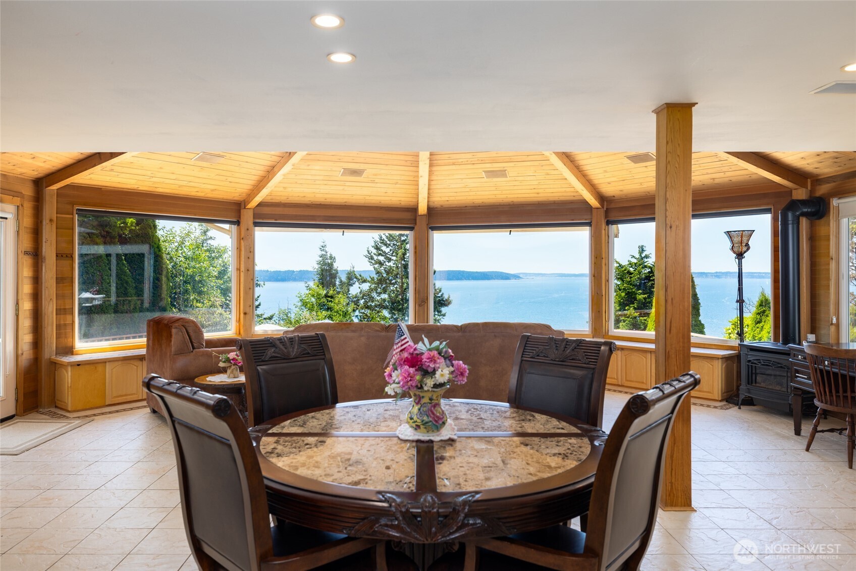 10 Edgewater Drive