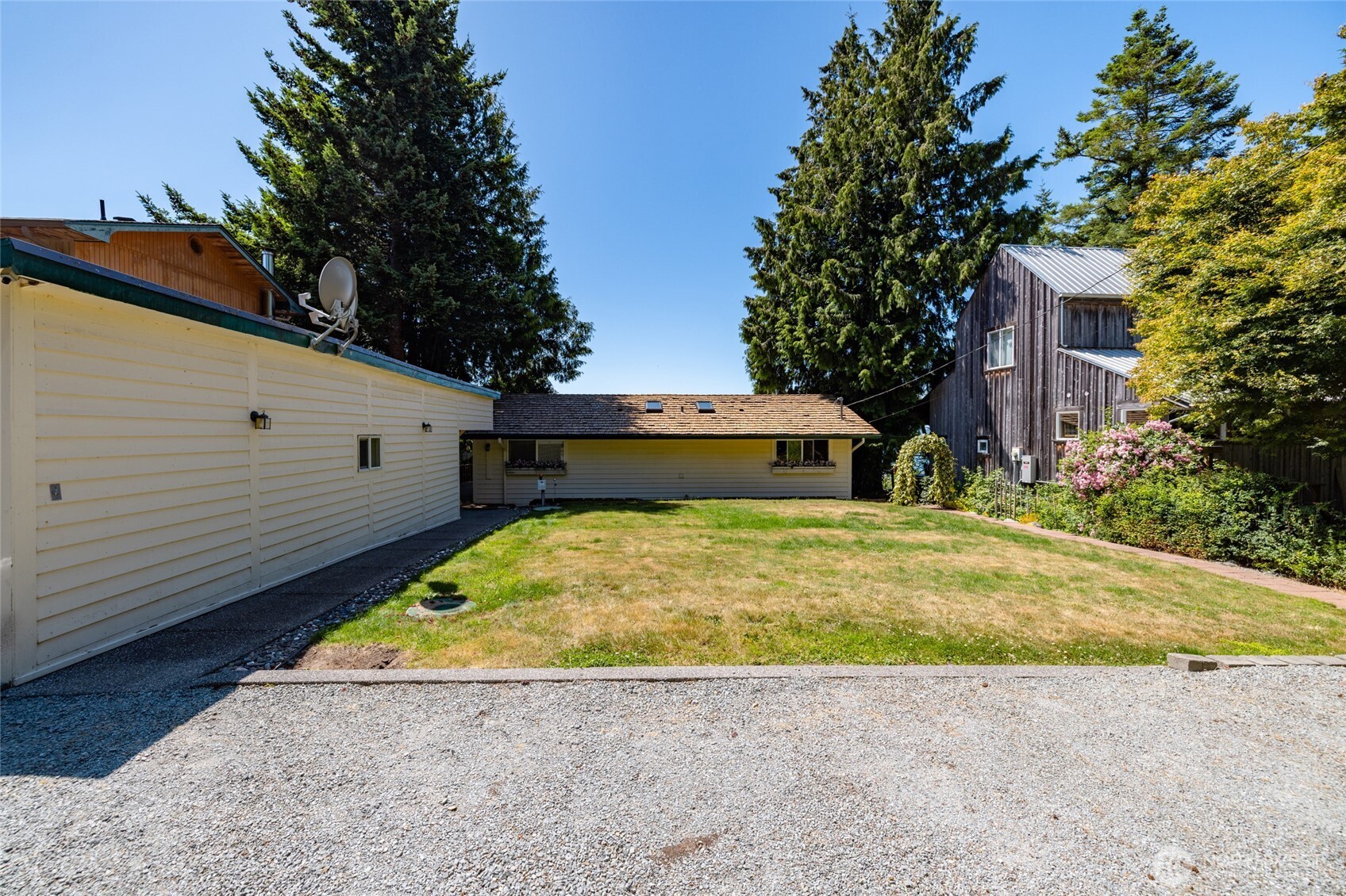 10 Edgewater Drive