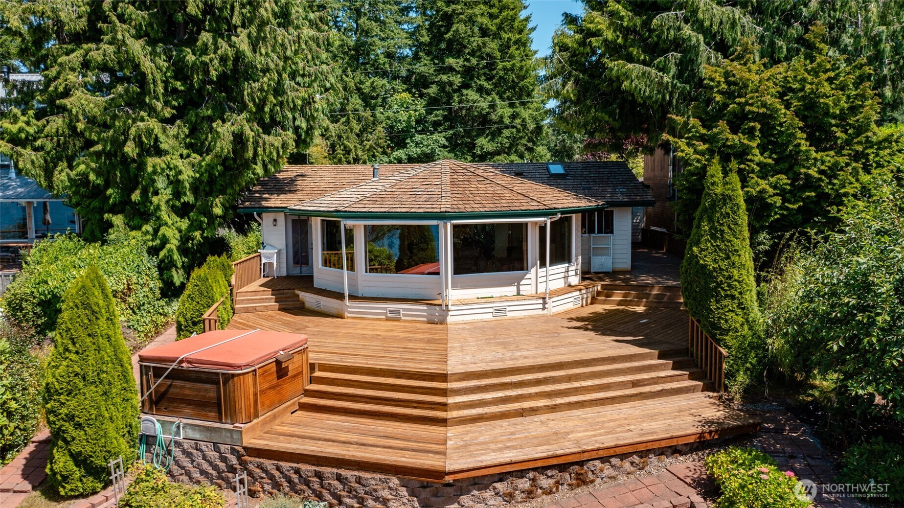 10 Edgewater Drive
