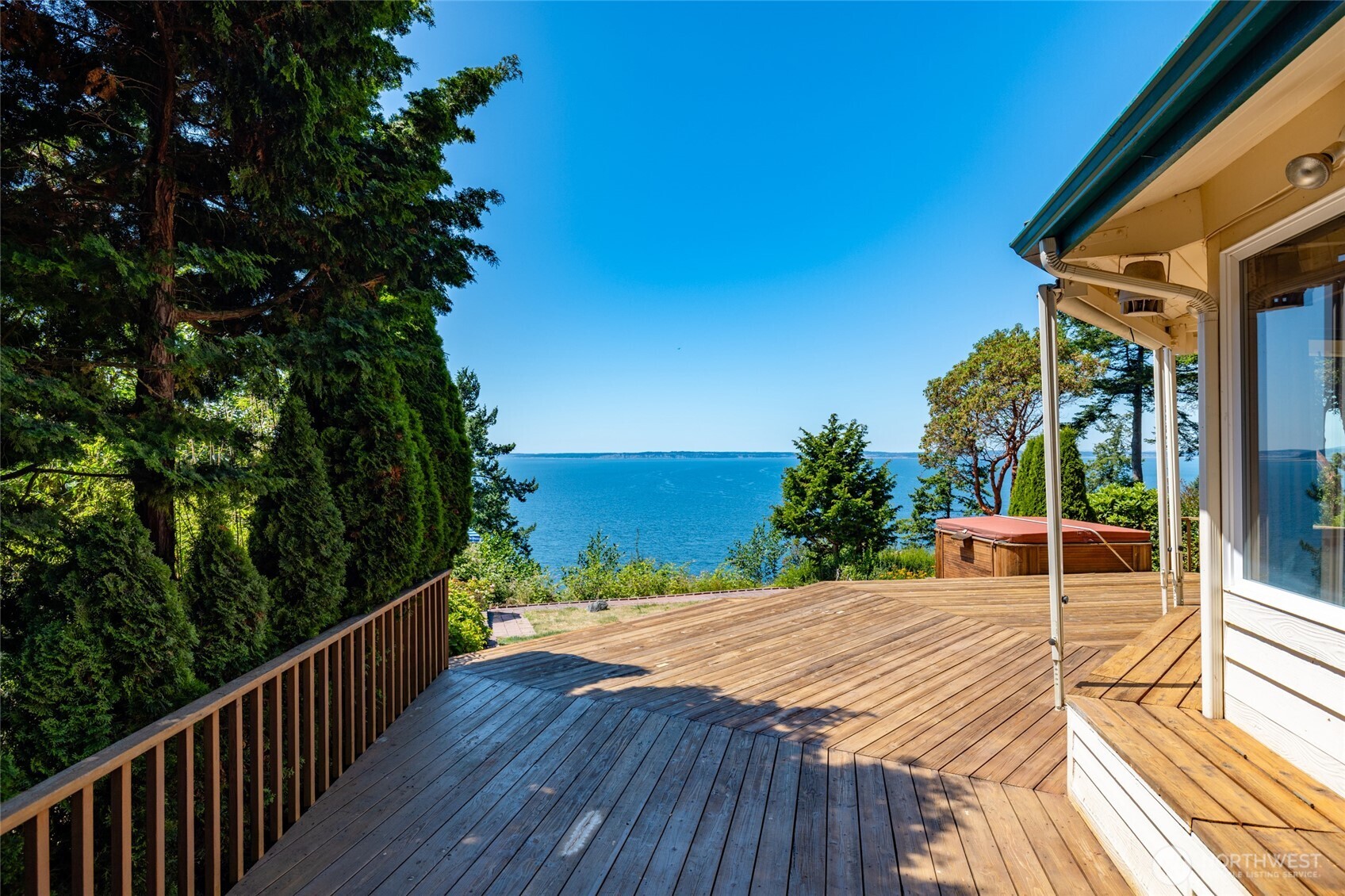 10 Edgewater Drive