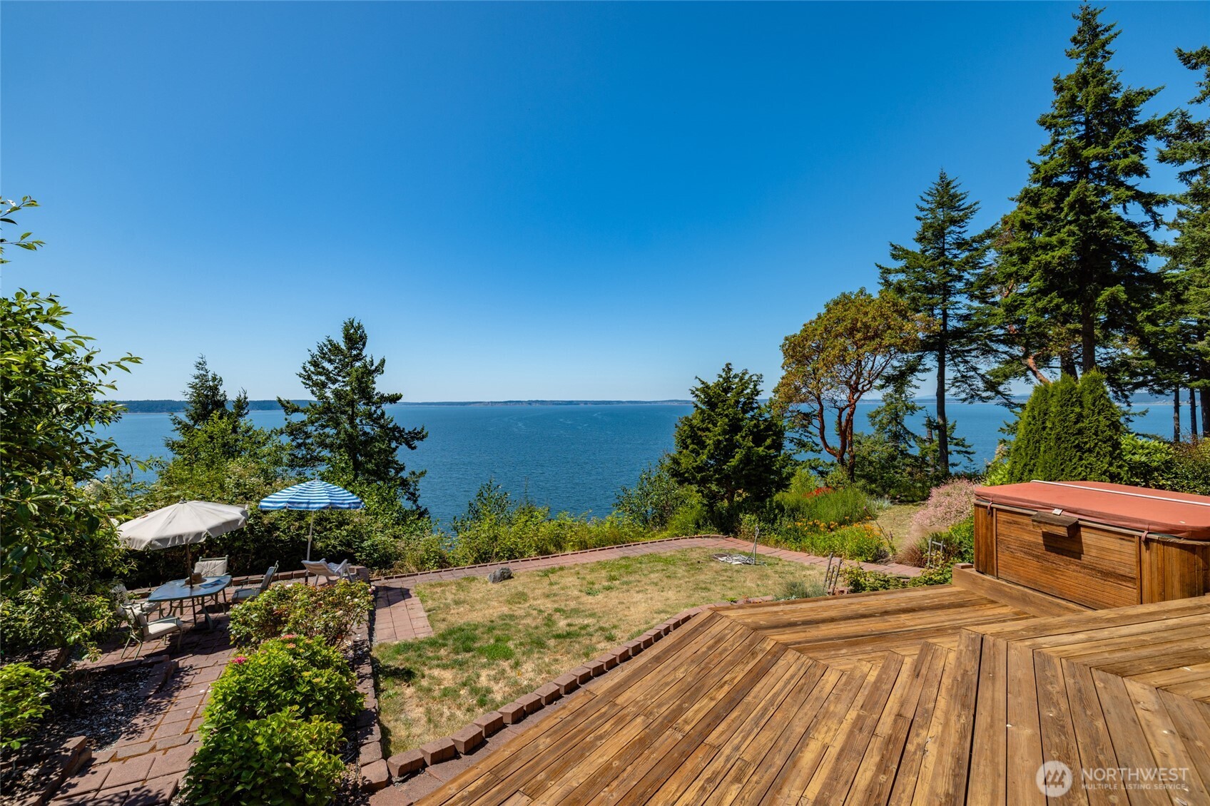 10 Edgewater Drive