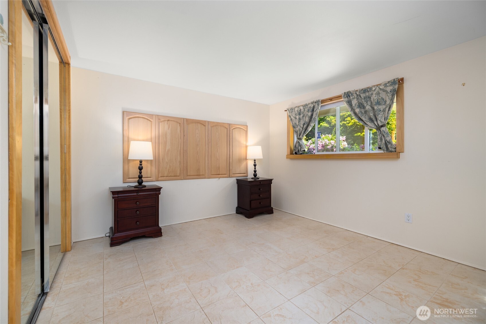 10 Edgewater Drive