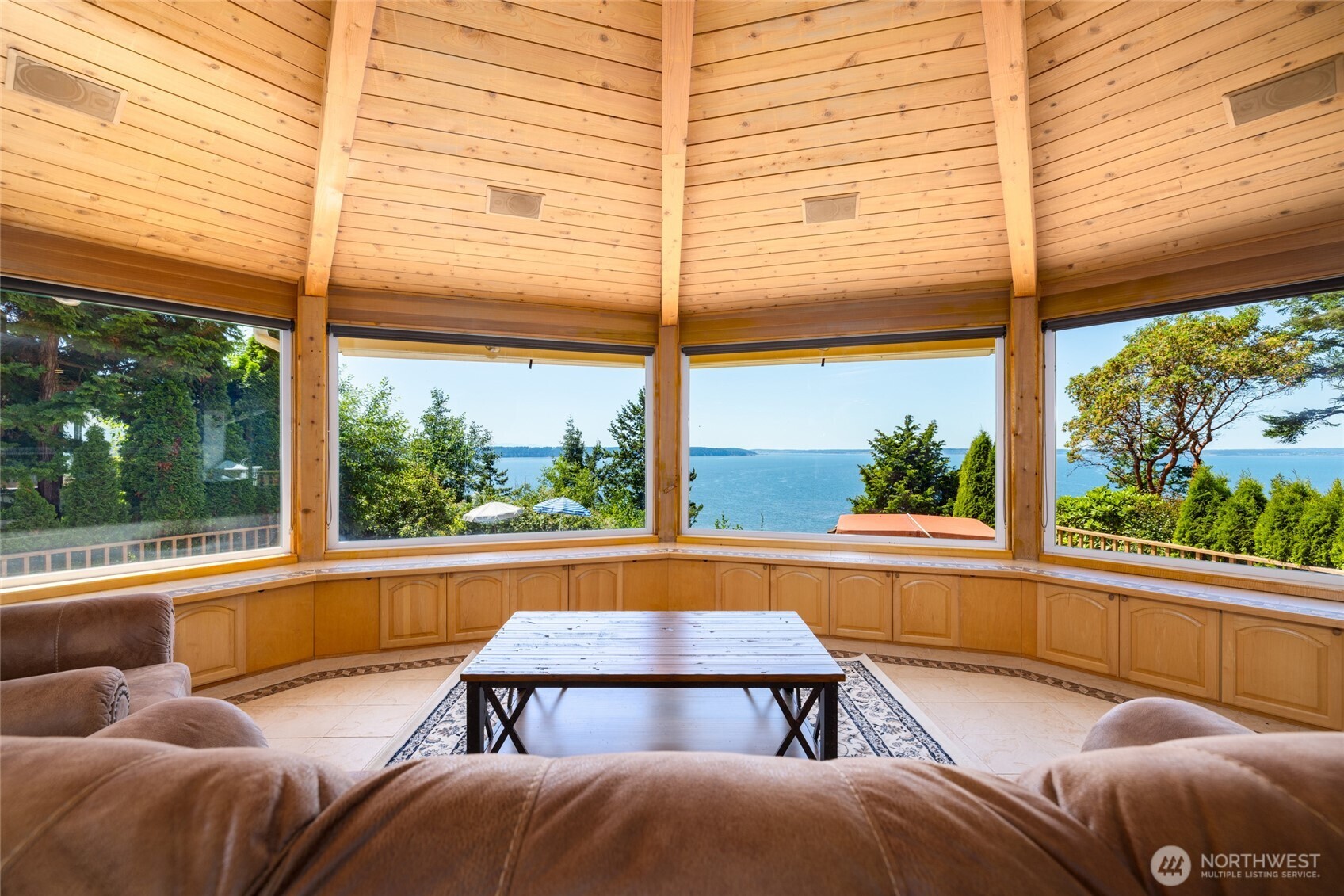 10 Edgewater Drive