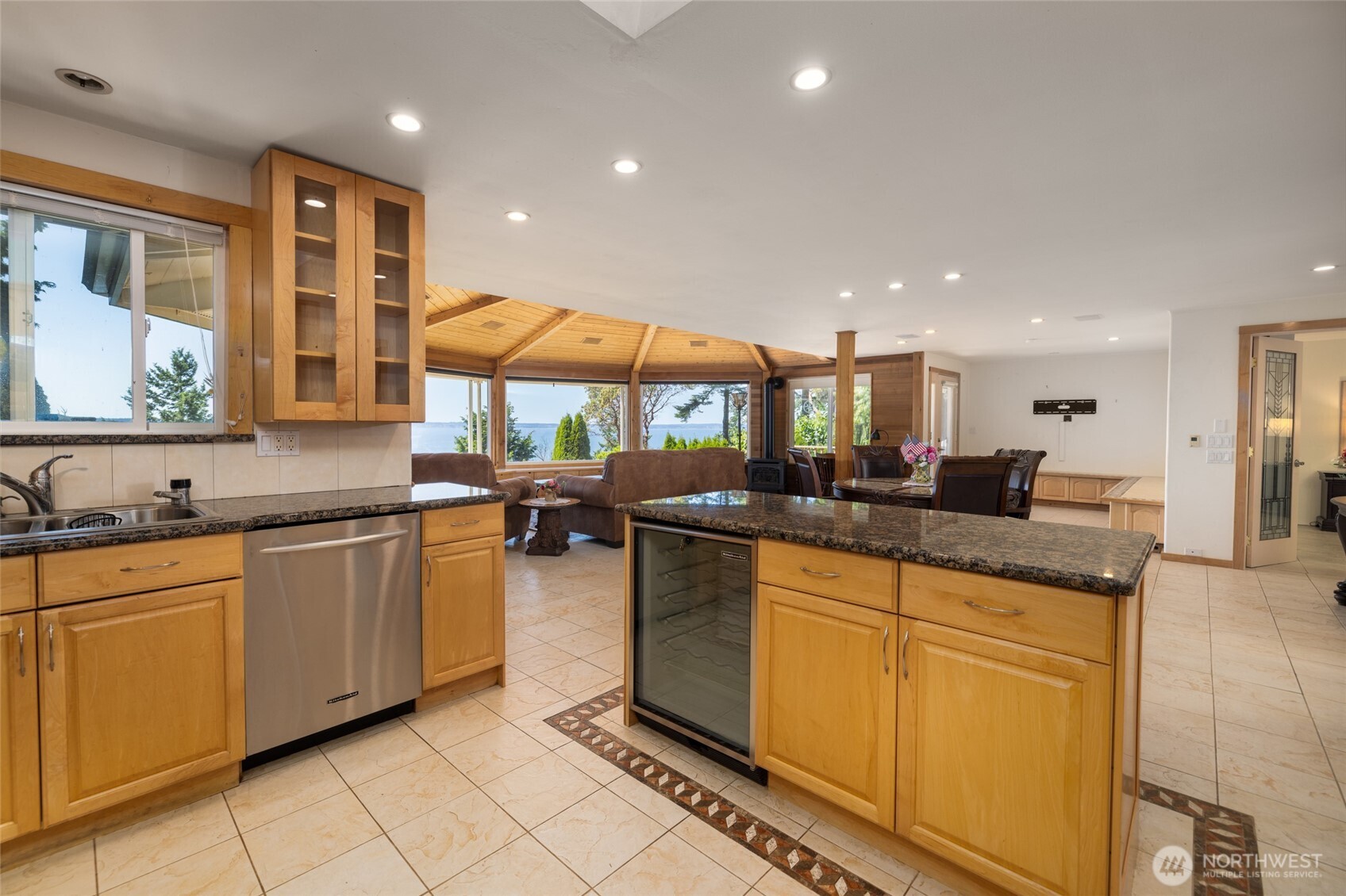 10 Edgewater Drive