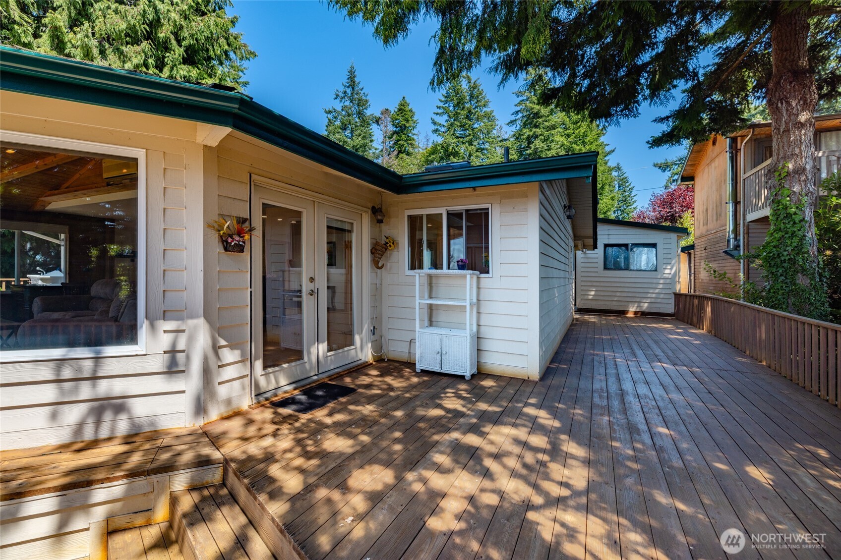 10 Edgewater Drive