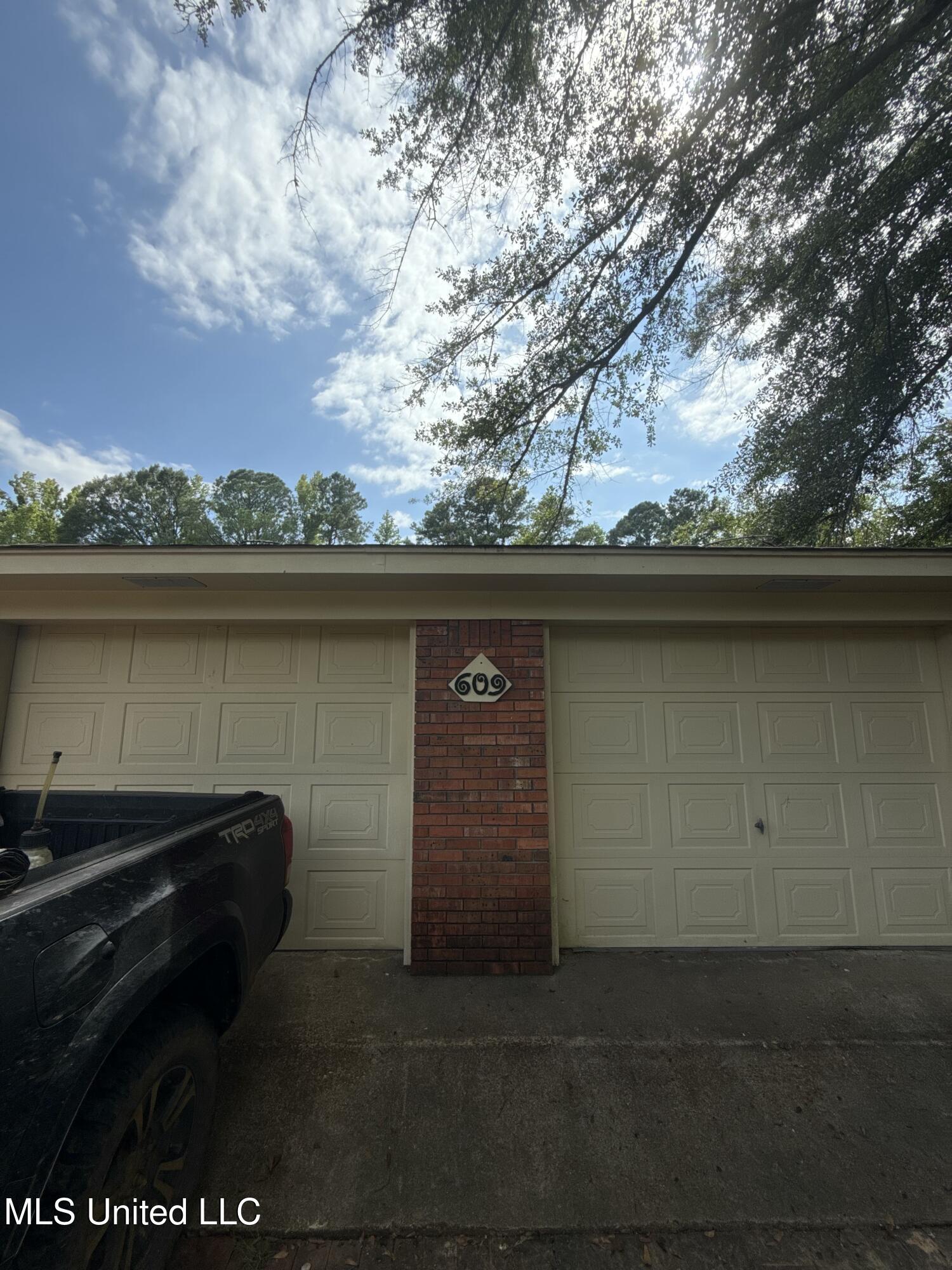 609 N Rutherford Drive