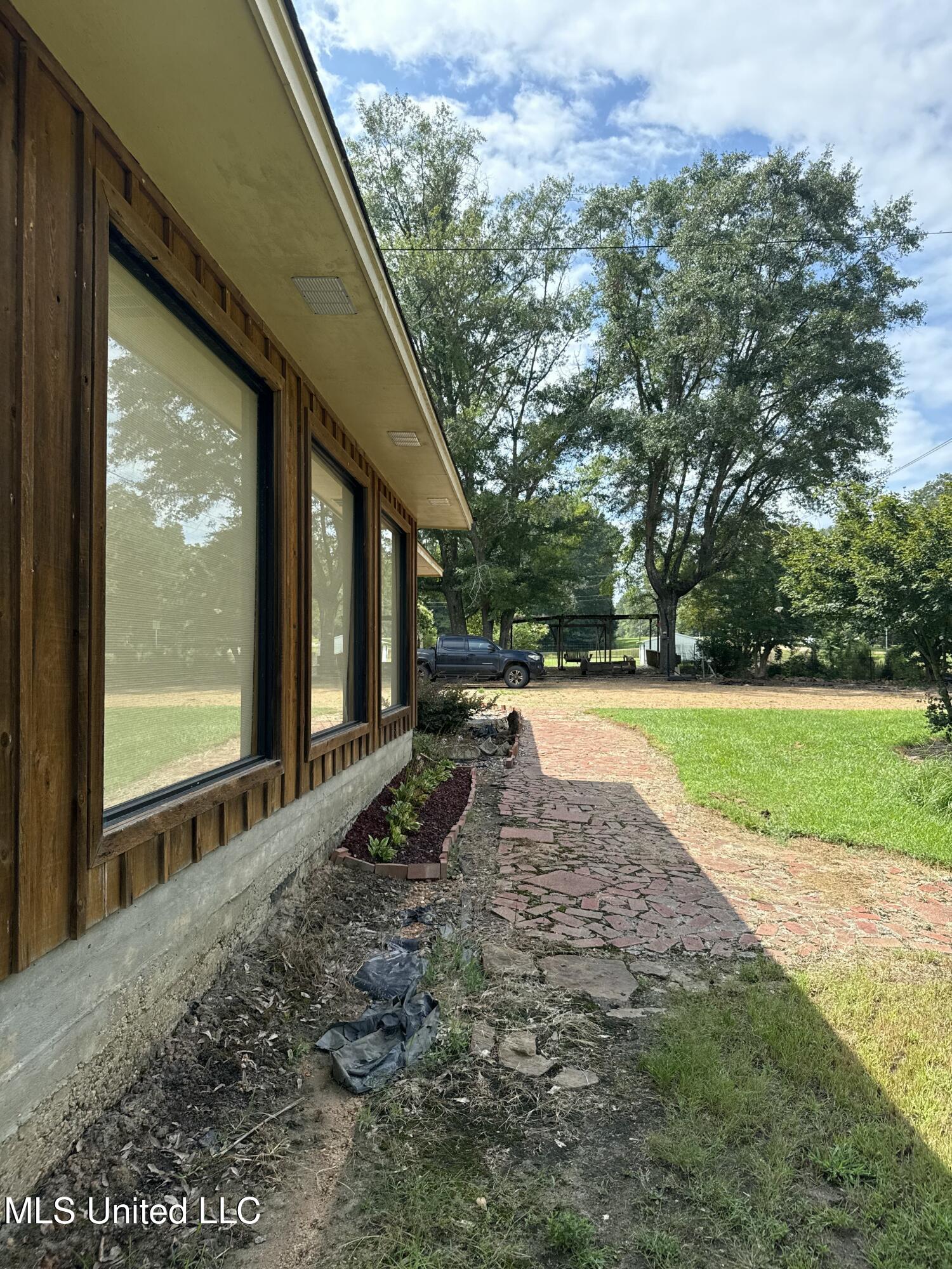 609 N Rutherford Drive