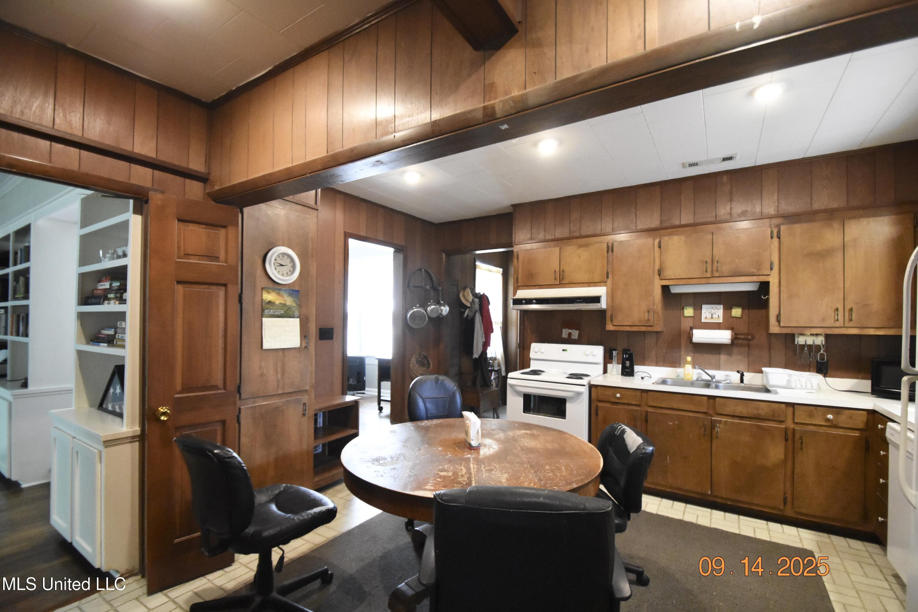 112 E Jefferson Avenue