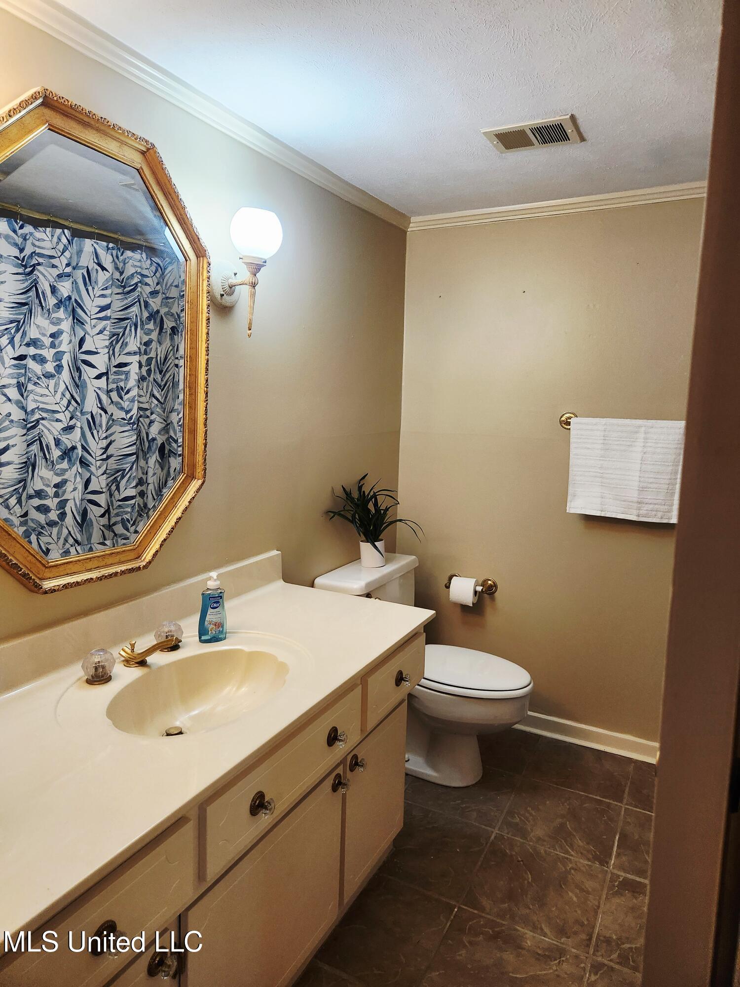 5025 Wayneland Drive, M1