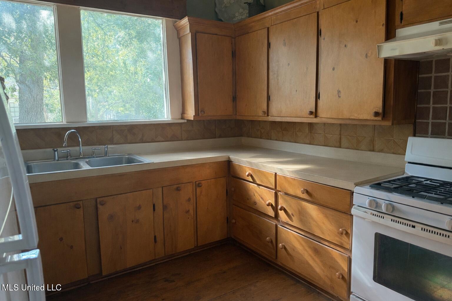 100 W Gleason Street