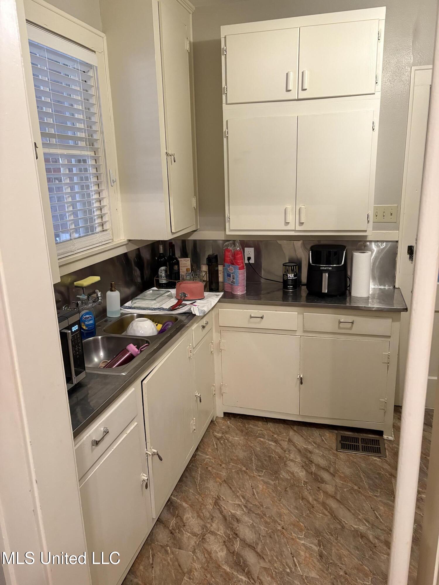 404 Grand Boulevard, 2