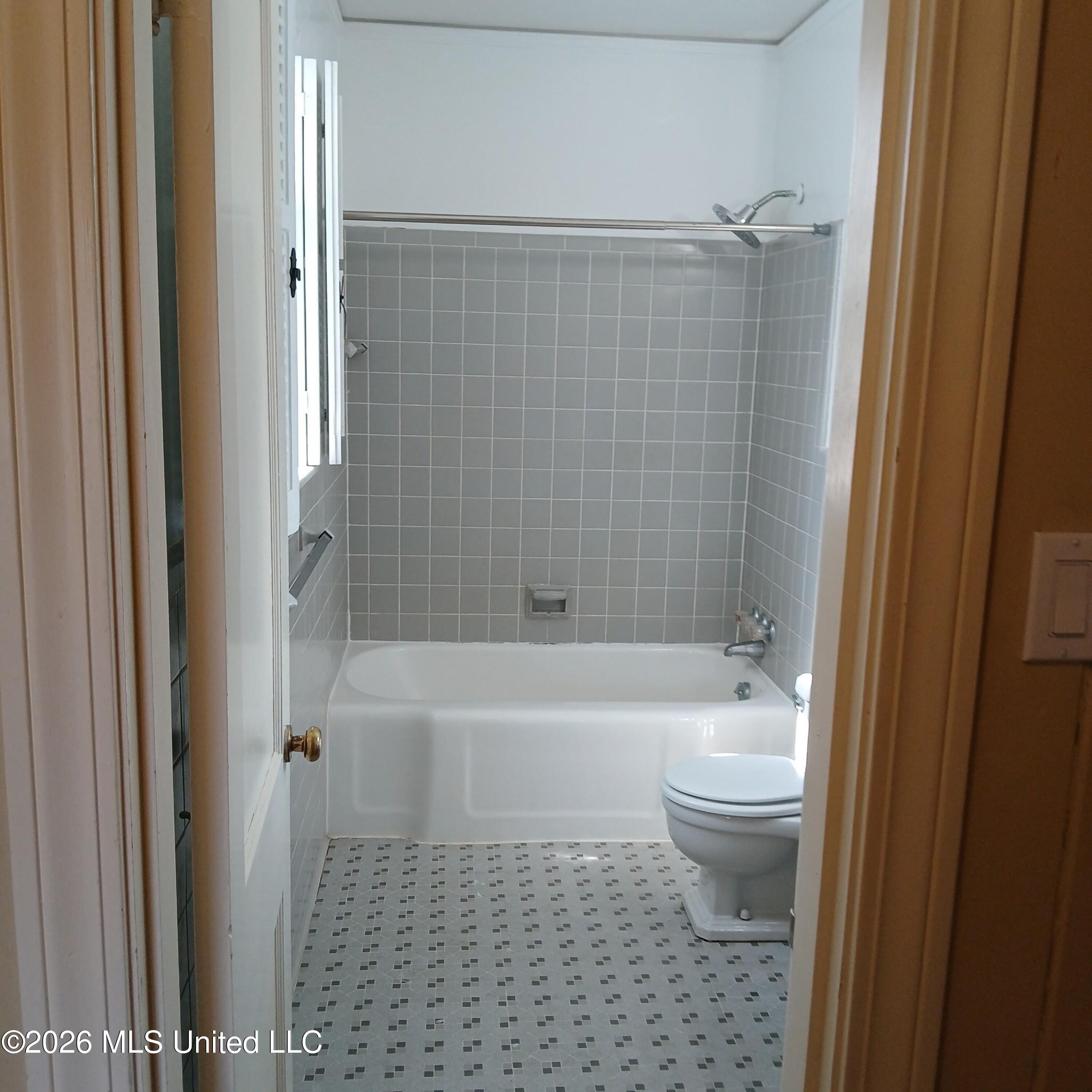 404 E Adams Avenue