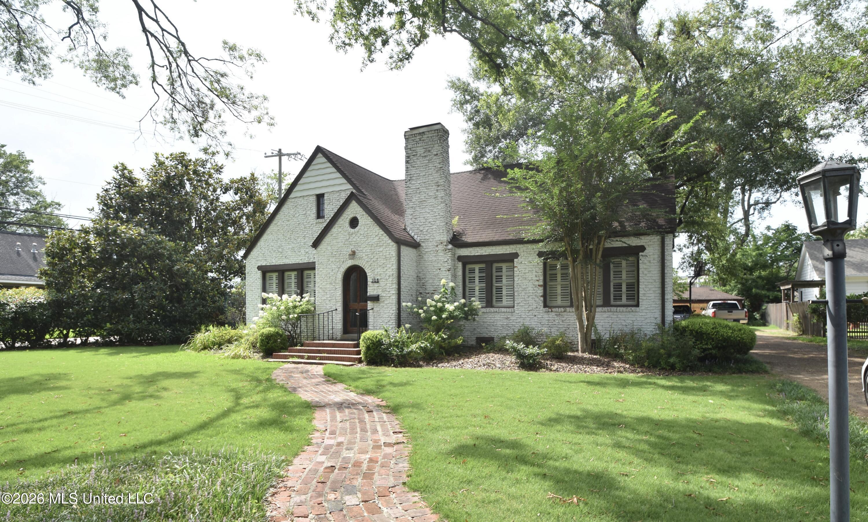 208 W Harding Avenue